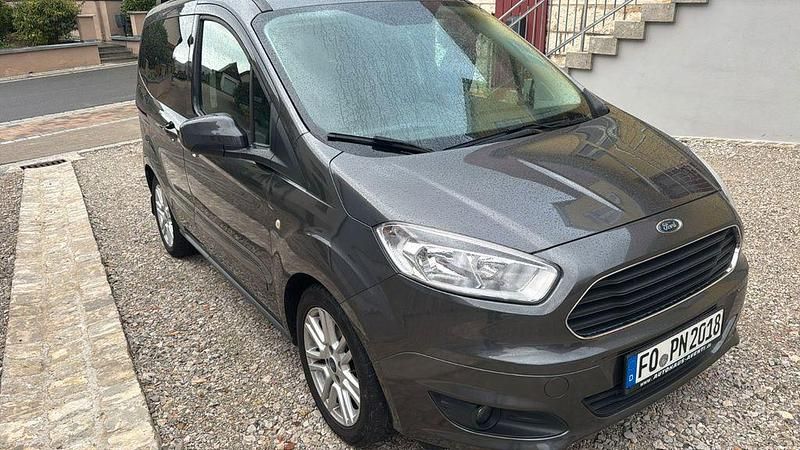 Grau Gebraucht 2017 Ford Tourneo Courier Titanium Van / Kleinbus | 9.450 € (Superpreis) - Bild 1/3
