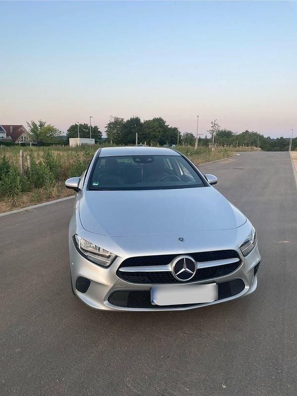 Silber Gebraucht 2020 Mercedes A180 Limousine | 19.999 € (Guter Preis) - Bild 1/4