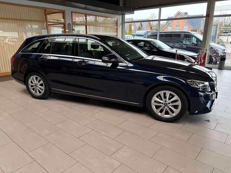 Gebraucht Mercedes C180 Avantgarde 156 PS (114 kW) 2020 Cavansitblau Kombi