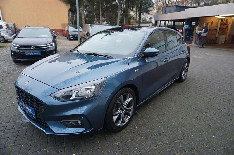 Blau Gebraucht 2019 Ford Focus ST-Line Limousine | 13.490 € (Fairer Preis) - Bild 1/4