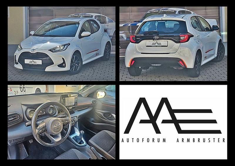 Weiß Gebraucht 2022 Toyota Yaris Comfort Limousine | 14.990 € (Fairer Preis) - Bild 1/4