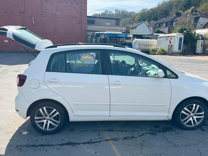 Second-hand VW Golf 105 CP (77 kW) 2010 Alb Monovolum