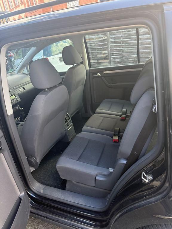 Gebraucht VW Touran Trendline 105 PS (77 kW) 2012 Schwarz Van / Kleinbus