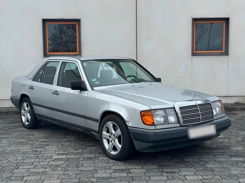 Gebraucht Mercedes E200 118 PS (86 kW) 1989 Grau Limousine