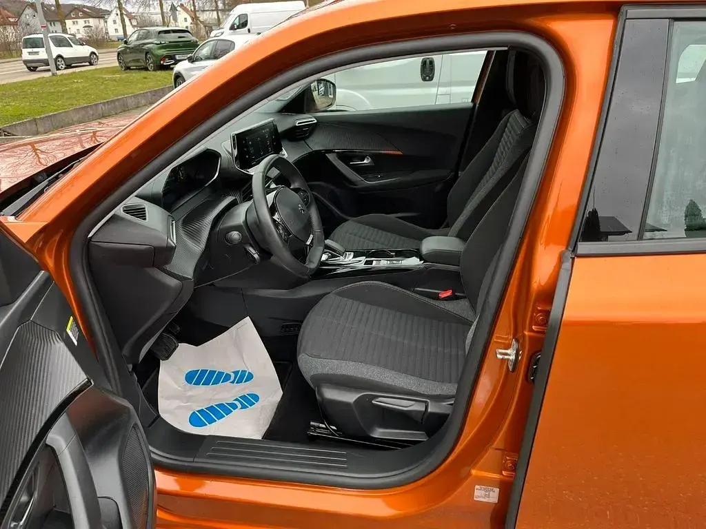 Gebraucht Peugeot e-2008 Active 100 kW (136 PS) 2022 Met. orange fusion SUV