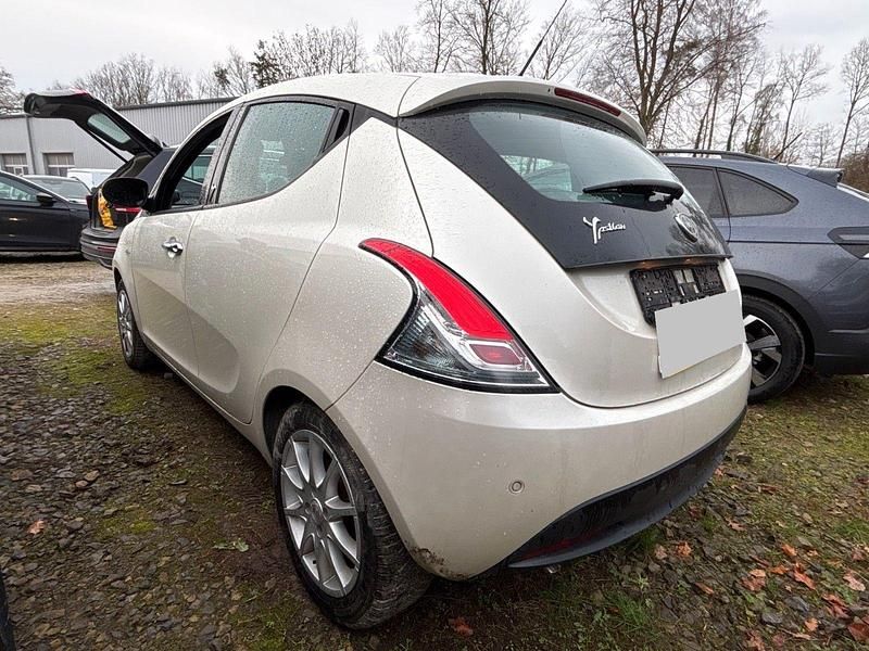 Gebraucht Lancia Ypsilon Platinum 86 PS (63 kW) 2012 Weiß Kleinwagen
