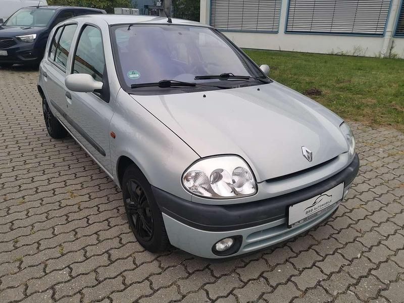 Silber Gebraucht 2000 Renault Clio II Limousine | 2.499 € (Etwas zu teuer) - Bild 1/4
