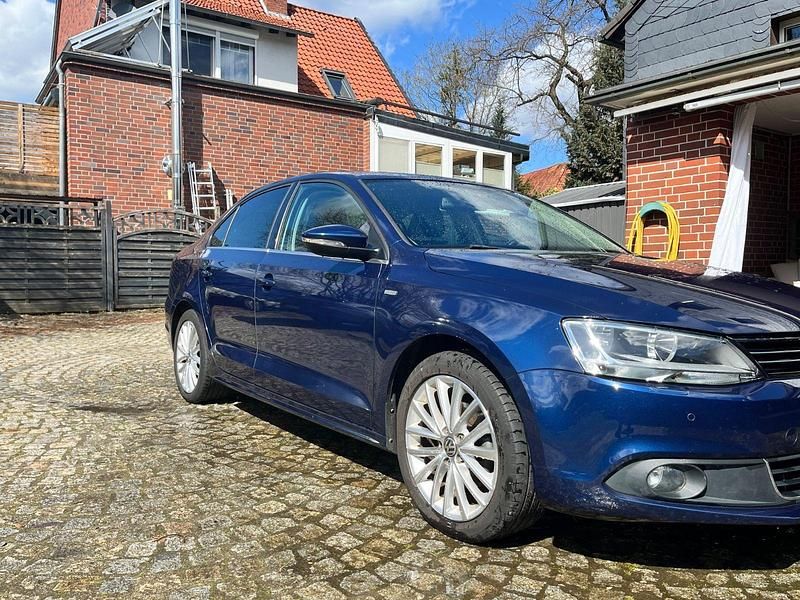 Gebraucht VW Jetta Life 122 PS (89 kW) 2012 Blau Limousine