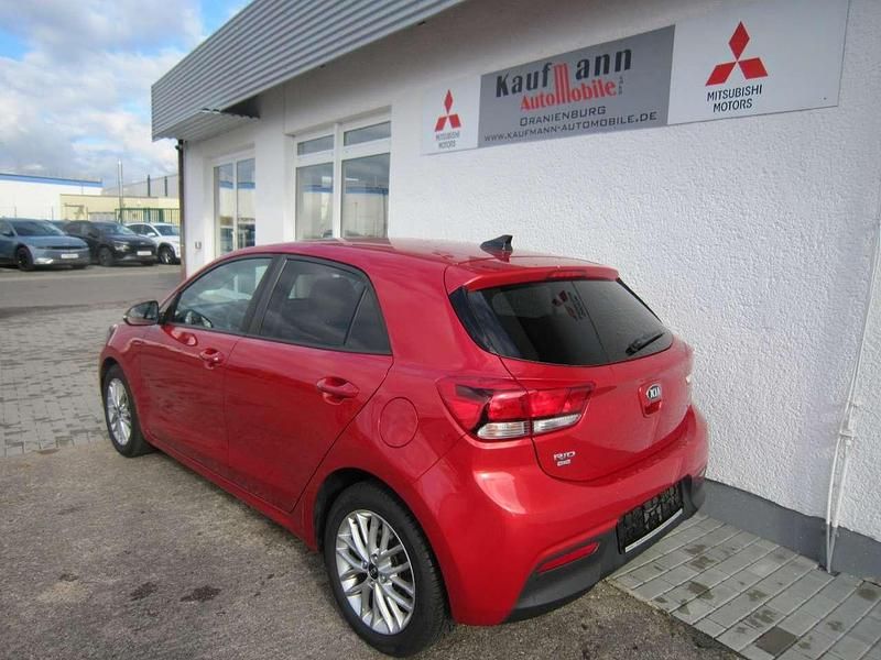 Gebraucht Kia Rio DREAM-TEAM Edition 101 PS (74 kW) 2019 Rot Limousine