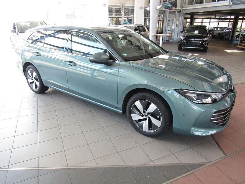 Grün Gebraucht 2024 VW Passat Business Kombi | 38.990 € - Bild 1/4