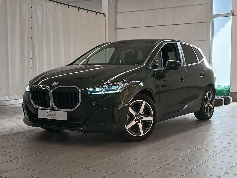 Sanremo green metallic Gebraucht 2024 BMW 218 Active Tourer Performance Van / Kleinbus | 27.640 € (Superpreis) - Bild 1/4