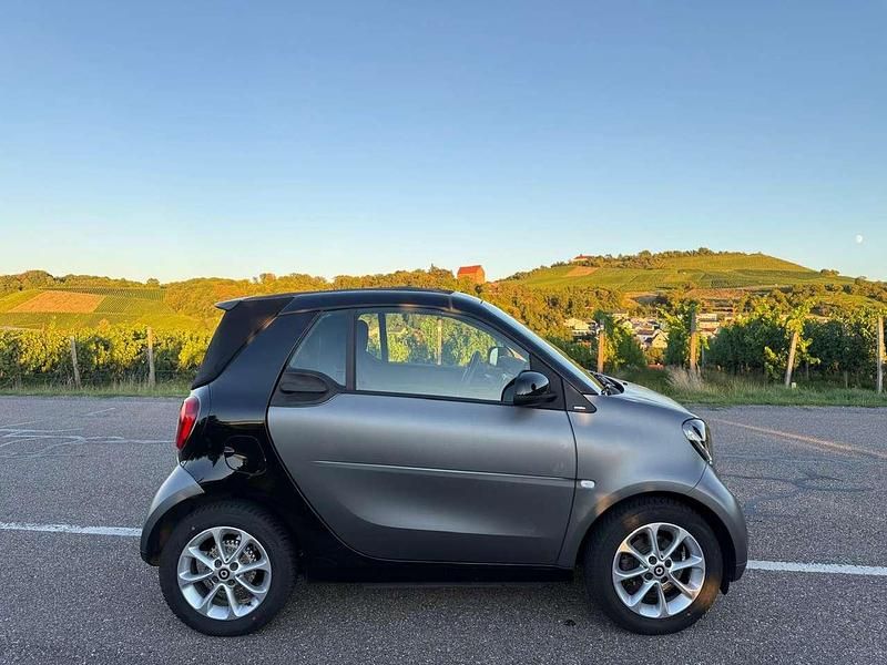 Grau Gebraucht 2015 Smart ForTwo Cabrio Passion Cabrio | 9.850 € (Fairer Preis) - Bild 1/4