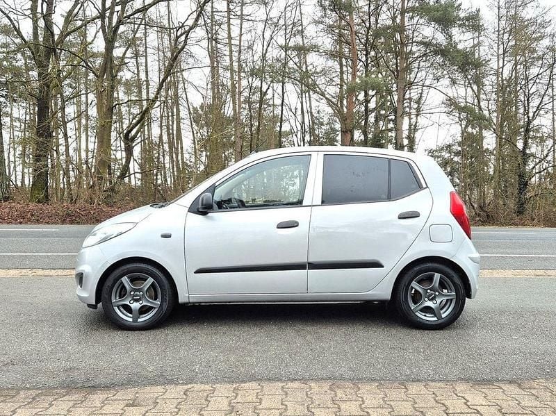 Gebraucht Hyundai i10 Edition 69 PS (50 kW) 2012 Silber Kleinwagen