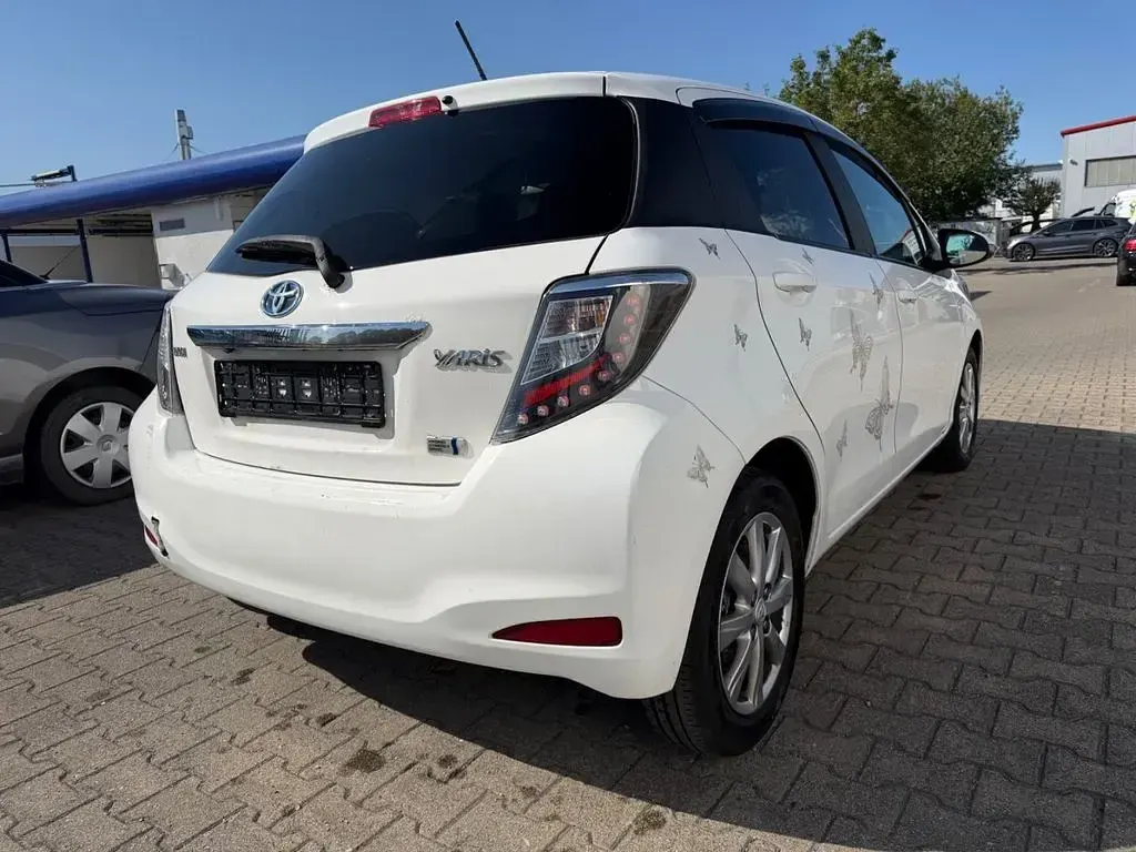 Gebraucht Toyota Yaris Hybrid Edition 75 PS (55 kW) 2014 Weiß Limousine