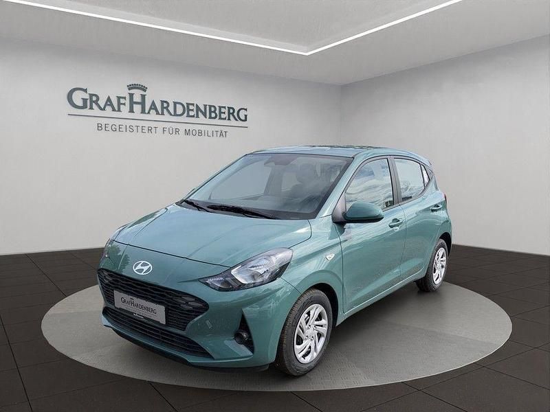 Grün Neu 2025 Hyundai i10 Select Kleinwagen | 15.461 € (Guter Preis) - Bild 1/4