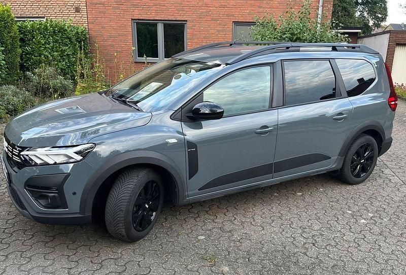Grau Gebraucht 2023 Dacia Jogger Extreme Van / Kleinbus | 17.500 € (Guter Preis) - Bild 1/4
