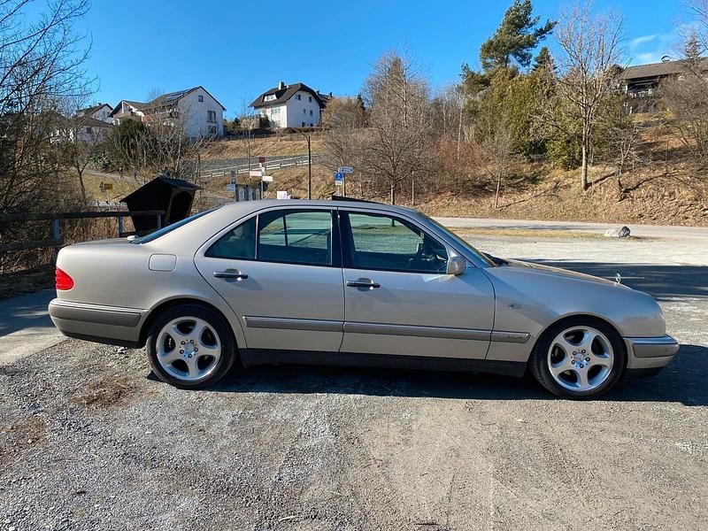 Gebraucht Mercedes E280 Elegance 193 PS (141 kW) 1996 Silber Limousine