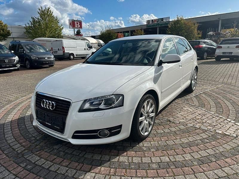 Weiß Gebraucht 2012 Audi A3 Sportback Attraction Limousine | 6.900 € (Guter Preis) - Bild 1/4