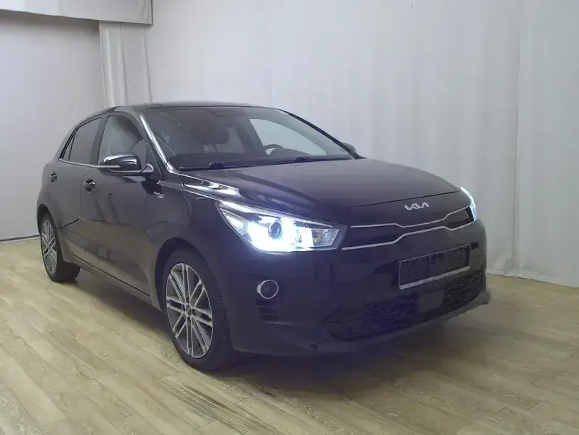 Używany Kia Rio 120 KM (88 kW) 2023 Czarny Sedan/Limuzyna