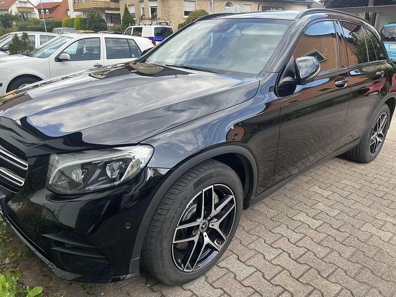 Schwarz Gebraucht 2018 Mercedes GLC250 AMG line SUV | 22.000 € (Superpreis) - Bild 1/4
