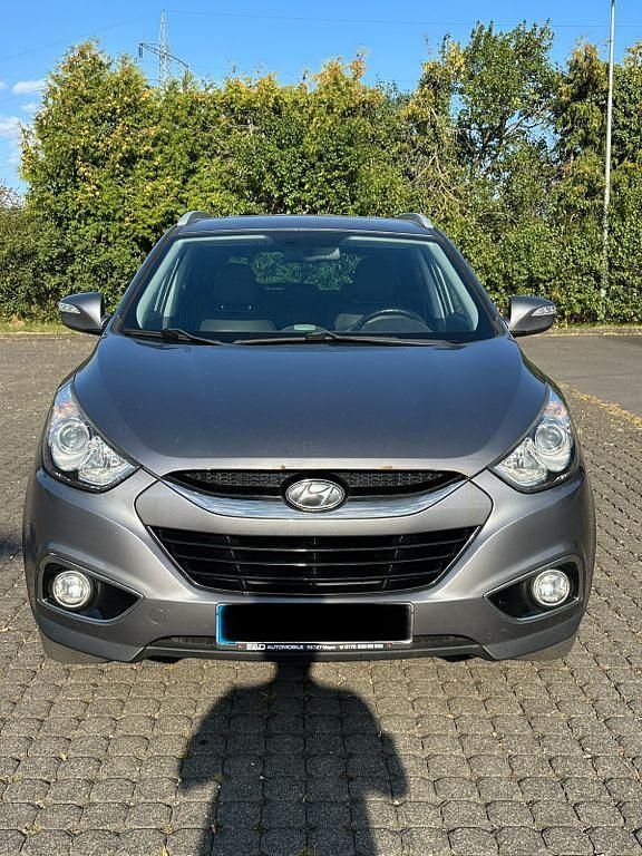 Grau Gebraucht 2011 Hyundai ix35 Premium SUV | 5.499 € (Superpreis) - Bild 1/4