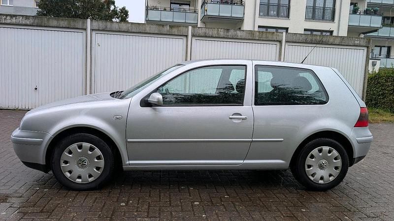 Silber Gebraucht 2000 VW Golf IV Limousine | 2.250 € (Etwas zu teuer) - Bild 1/4
