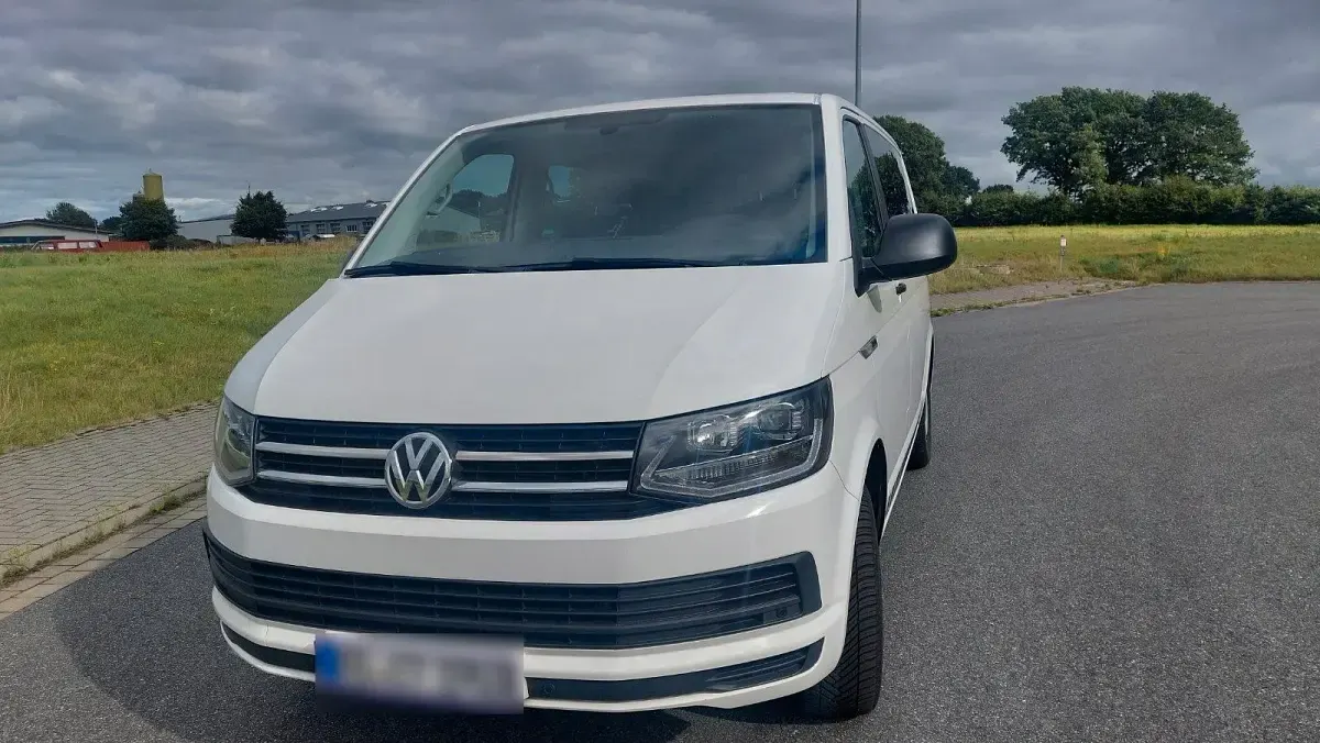 Gebraucht VW Multivan Trendline 114 PS (83 kW) 2017 Weiß Van / Kleinbus