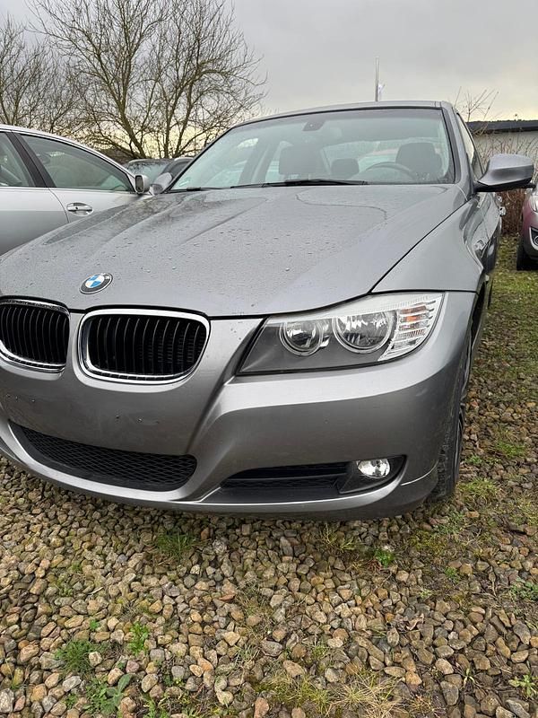 Gebraucht BMW 318 143 PS (105 kW) 2010 Grau Limousine