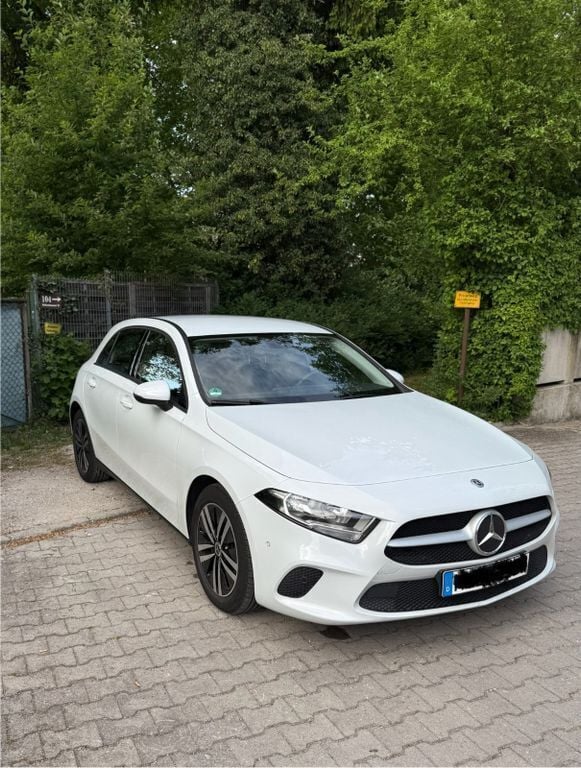 Weiß Gebraucht 2020 Mercedes A180 Progressive Limousine | 20.000 € (Fairer Preis) - Bild 1/4