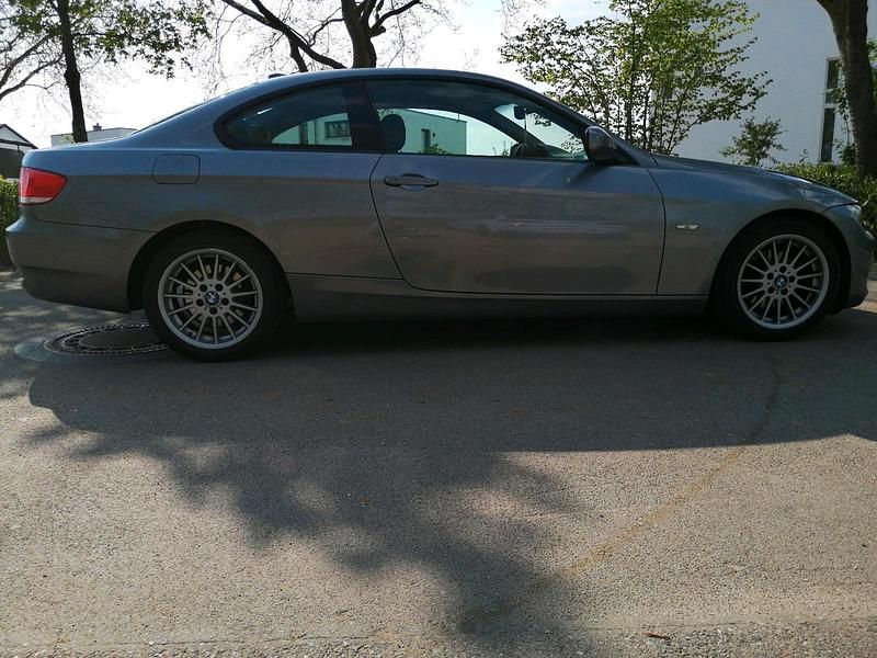 Grau Gebraucht 2009 BMW 320 Coupé | 4.700 € (Superpreis) - Bild 1/4