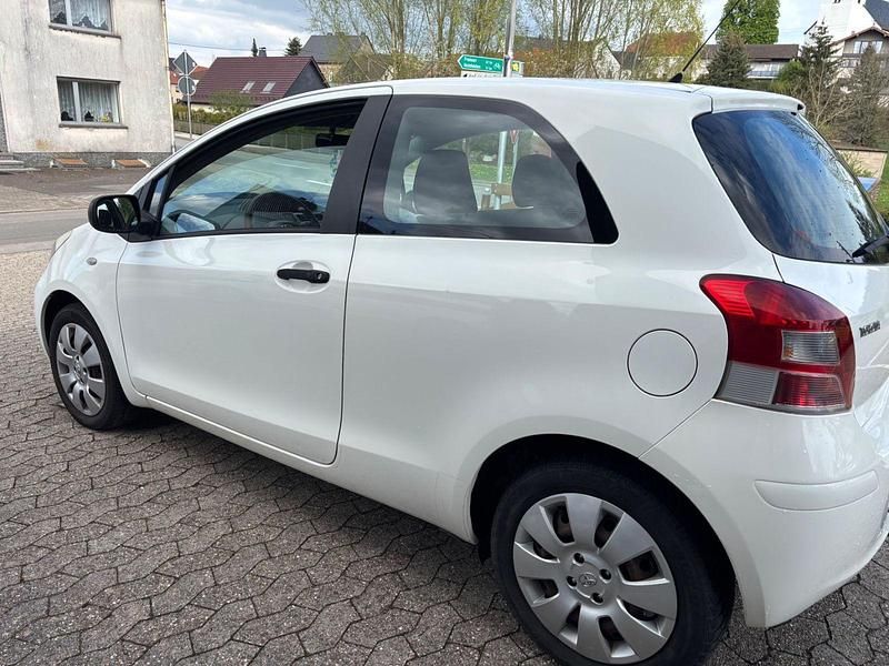 Gebraucht Toyota Yaris Cool 69 PS (50 kW) 2010 Weiß Kleinwagen