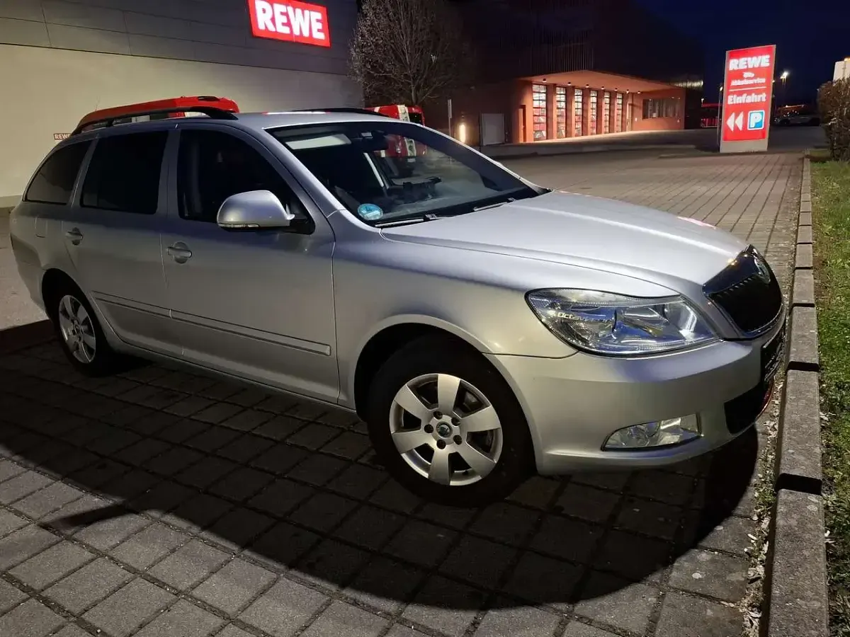Gebraucht Skoda Octavia 105 PS (77 kW) 2011 Other Kombi