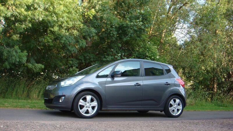 Grau Gebraucht 2011 Kia Venga Kleinwagen | 4.390 € (Guter Preis) - Bild 1/4