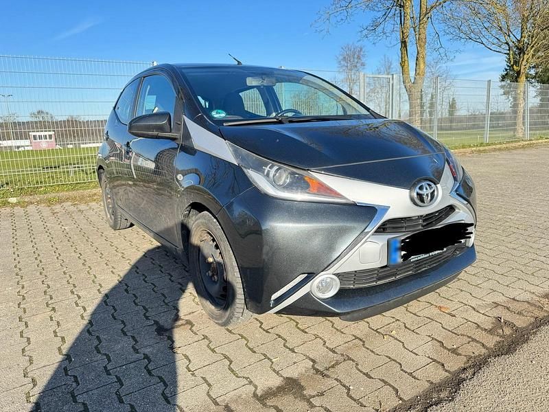 Gebraucht Toyota Aygo 70 PS (51 kW) 2016 Schwarz Kleinwagen