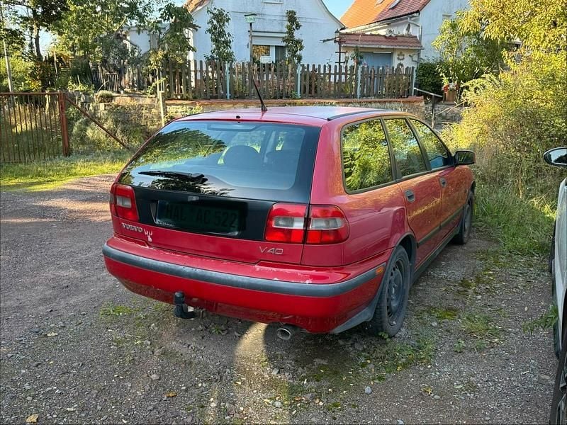 Rot Gebraucht 2000 Volvo V40 Kombi | 800 € - Bild 1/4