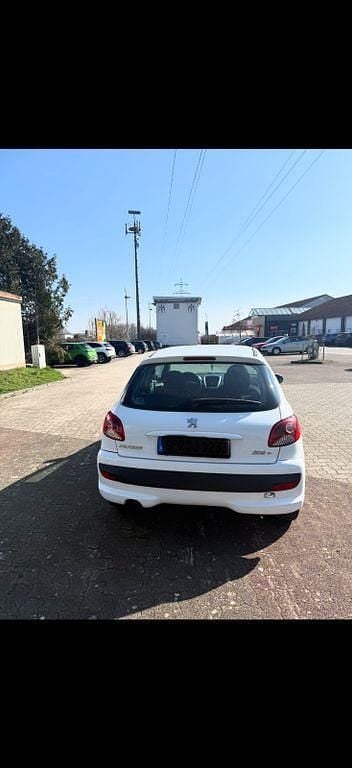 Gebraucht Peugeot 206 60 PS (44 kW) 2012 Weiß Limousine