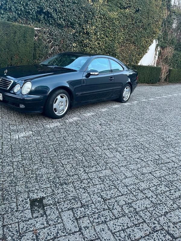 Blau Gebraucht 2002 Mercedes CLK200 Coupé | 2.000 € - Bild 1/4