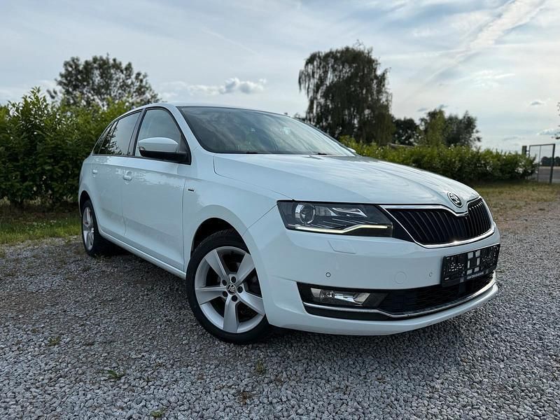 Weiß Gebraucht 2018 Skoda Rapid Clever Kombi | 9.990 € (Fairer Preis) - Bild 1/4