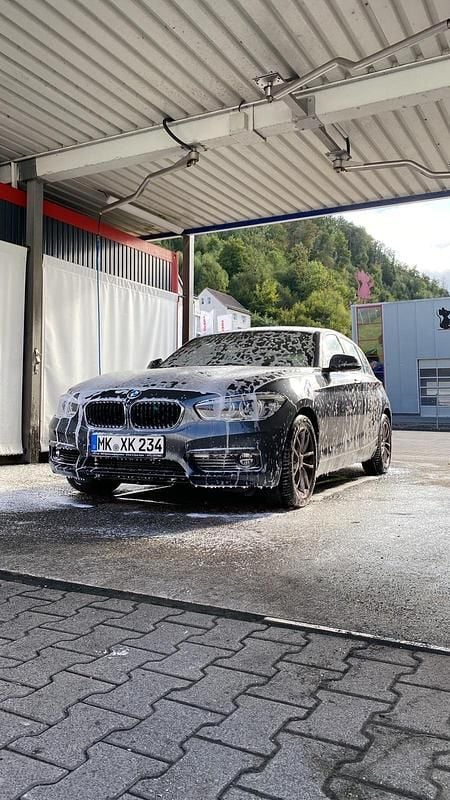 Grau Gebraucht 2019 BMW 118 Kleinwagen | 11.399 € (Superpreis) - Bild 1/4