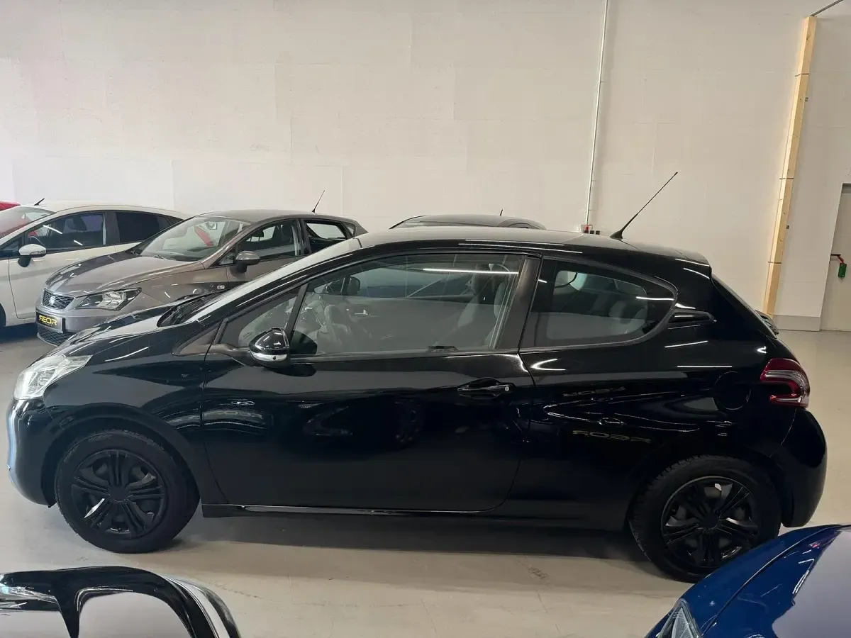 Gebraucht Peugeot 208 82 PS (60 kW) 2015 Schwarz Kleinwagen