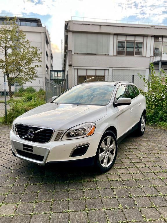 Weiß Gebraucht 2010 Volvo XC60 Momentum SUV | 8.990 € (Fairer Preis) - Bild 1/4