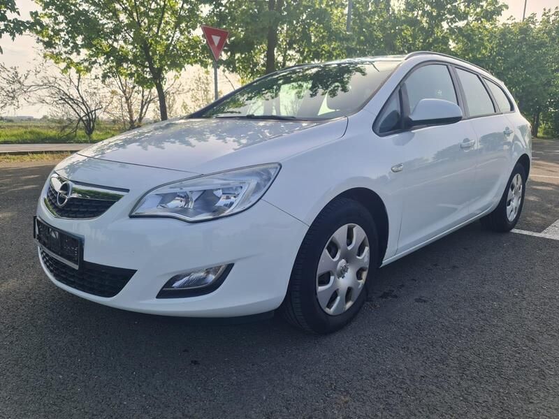Weiß Gebraucht 2012 Opel Astra Kombi | 2.750 € (Fairer Preis) - Bild 1/4