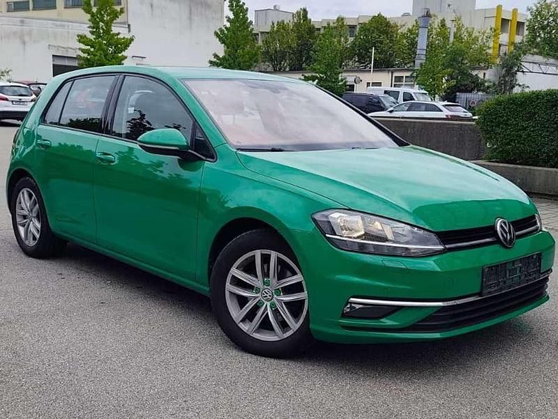 Grün Gebraucht 2019 VW Golf VII Trendline Limousine | 10.990 € (Fairer Preis) - Bild 1/4
