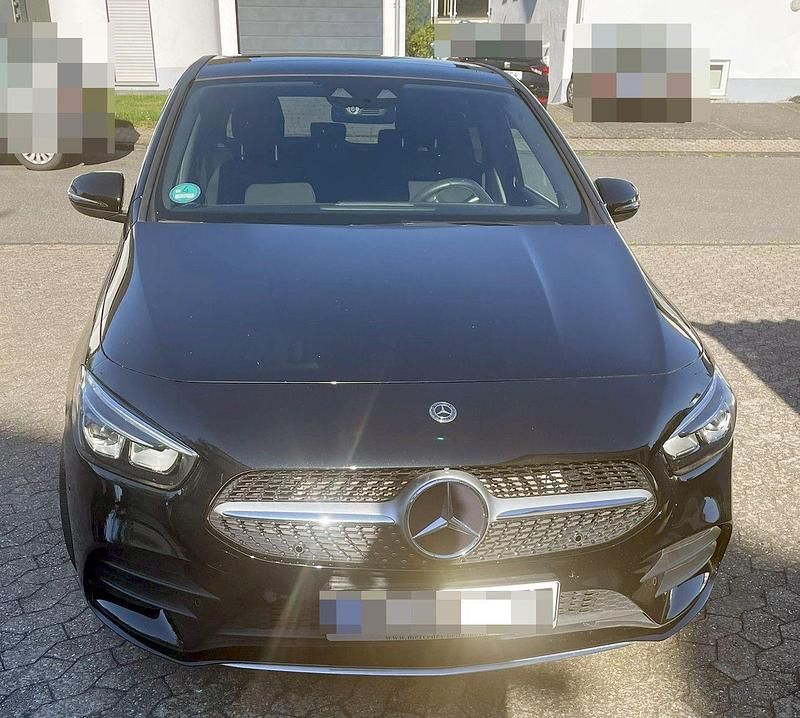 Schwarz Gebraucht 2019 Mercedes B180 AMG line Van / Kleinbus | 24.000 € (Fairer Preis) - Bild 1/4