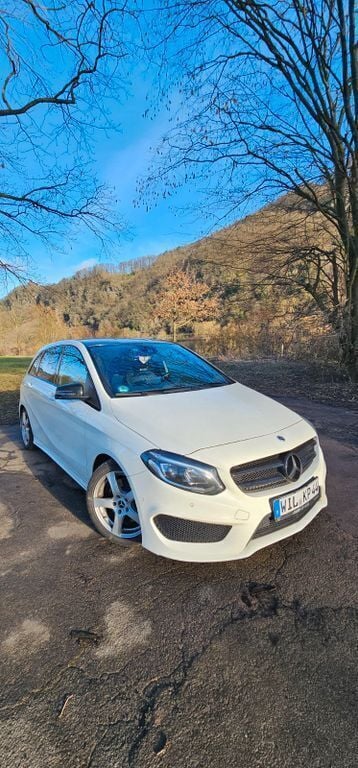 Weiß Gebraucht 2015 Mercedes B250 AMG line Van / Kleinbus | 18.200 € (Etwas zu teuer) - Bild 1/4