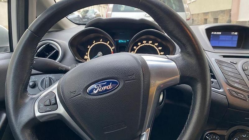 Gebraucht Ford Fiesta SYNC Edition 80 PS (58 kW) 2015 Silber Limousine