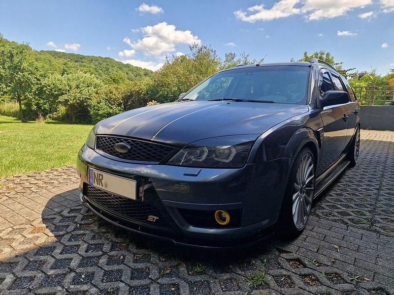 Grau Gebraucht 2004 Ford Mondeo ST Limousine | 6.250 € (Teuer) - Bild 1/4