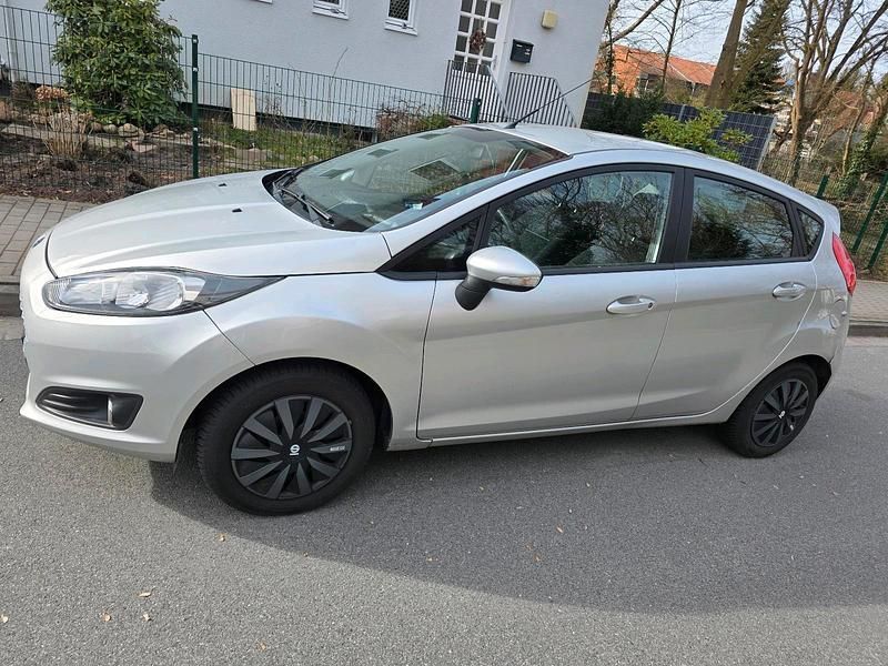 Gebraucht Ford Fiesta 95 PS (69 kW) 2014 Silber Kleinwagen