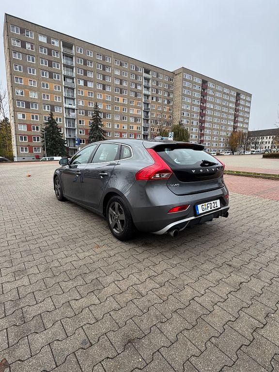 Grau Gebraucht 2013 Volvo V40 R-Design Limousine | 8.999 € (Fairer Preis) - Bild 1/4