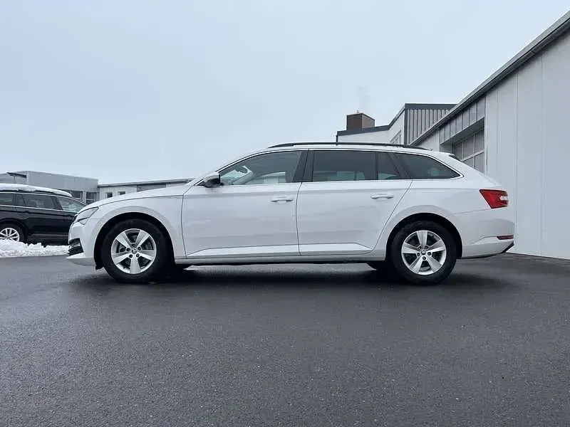 Używany Skoda Superb Ambition 150 KM (110 kW) 2021 Biały Kombi